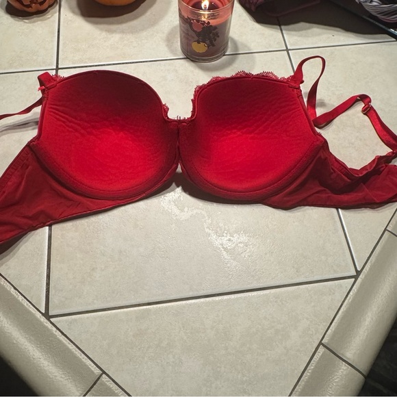 Victoria’s Secret 36D - Picture 2 of 3